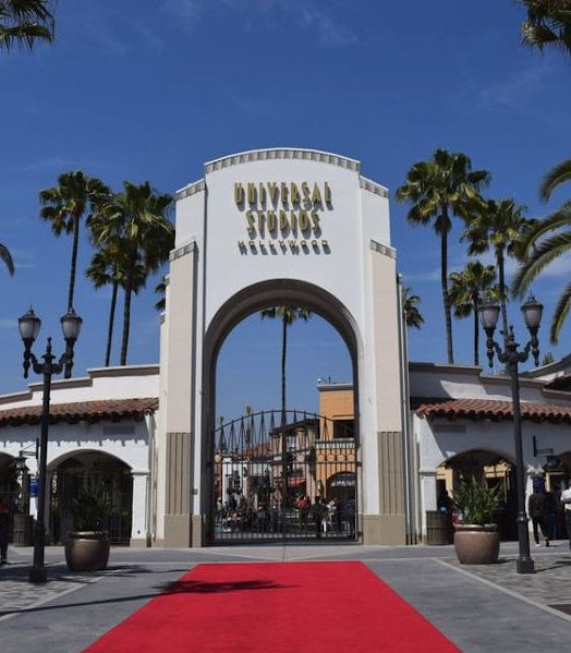 Universal_archway_2019_wikimedia_525x600 Universal_archway_2019_wikimedia_525x600